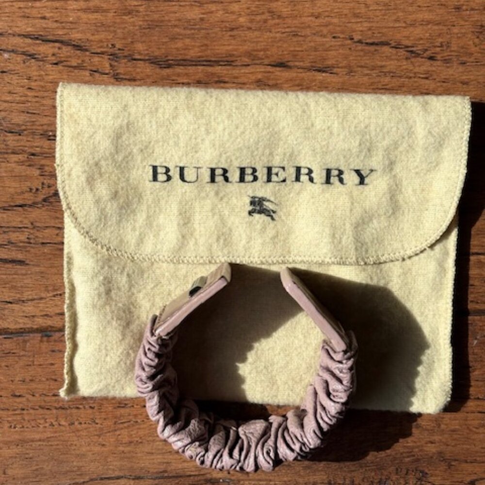 Burberry Ruffled Leather bracelet. - Picture 2 of 6